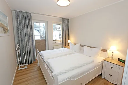 Schlafzimmer mit Doppelbett (1,80 m x 2,00 m), Nachttischablagen, Kleiderablage sowie einem 3- türigen Kleiderschrank