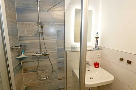 Badezimmer mit Dusche