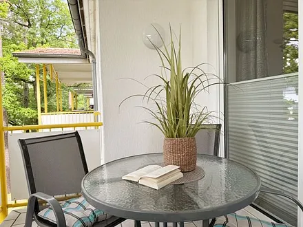 großer bestuhlter Balkon (Süd/West) mit Sonnenschirm