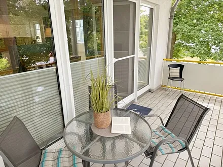 großer bestuhlter Balkon (Süd/West) mit Sonnenschirm