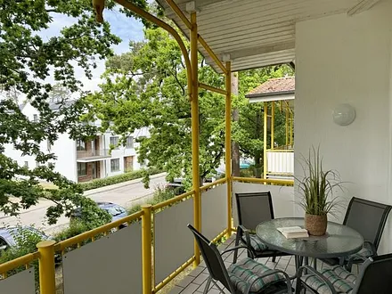 großer bestuhlter Balkon (Süd/West) mit Sonnenschirm