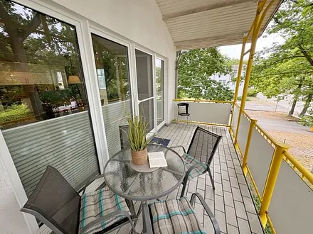 großer bestuhlter Balkon (Süd/West) mit Sonnenschirm