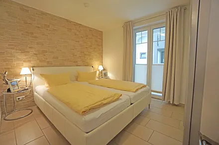 Schlafzimmer mit Doppelbett