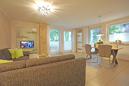 Wohnzimmer mit Esstisch