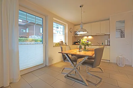 Esstisch und vollausgestattete Küchenzeile