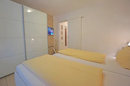 Schlafzimmer mit Doppelbett