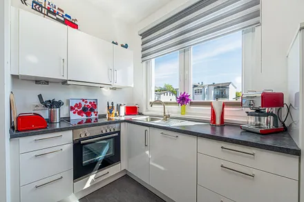 moderne Küchenzeile mit Backofen