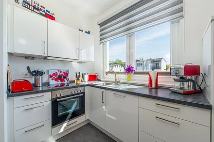 moderne Küchenzeile mit Backofen