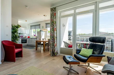 Wohnbereich mit Zugang zum bestuhlten Balkon