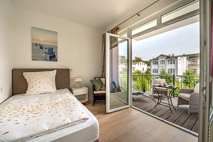 2. Schlafzimmer mit Zugang zum Balkon