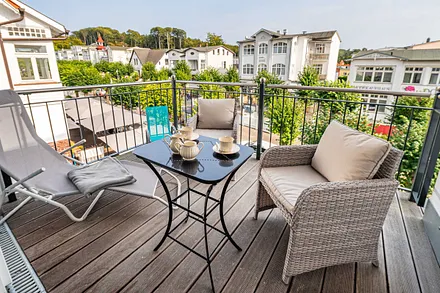 bestuhlter Balkon in ruhiger Lage