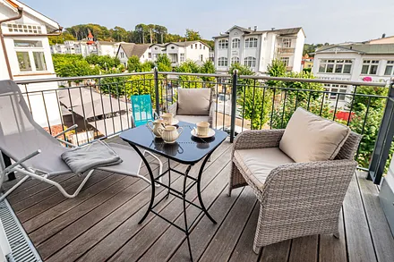 bestuhlter Balkon in ruhiger Lage