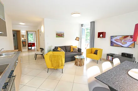 Wohnzimmer mit gemütlicher Couch