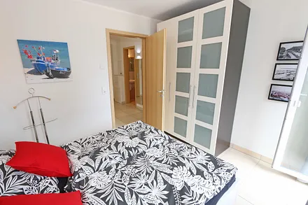 1.Schlafzimmer mit Kleiderschrank