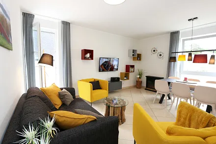 Wohnzimmer mit gemütlicher Couch