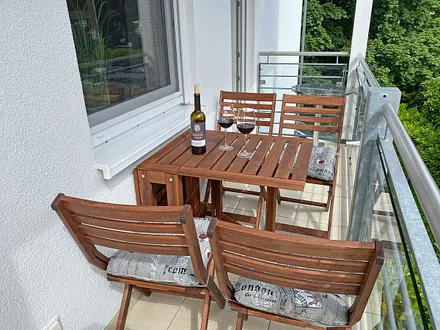 Balkon mit Bestuhlung in ruhiger Lage