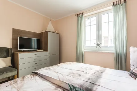 Schlafzimmer mit Doppelbett (1,80 m x 2 ,00 m/ HG 3 und zusätzlichen Topper), Nachttischablagen und Schränken