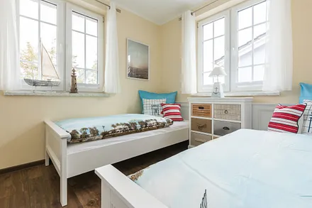 Schlafzimmer mit zwei massiven Einzelbetten (á 0,90 m x 2,00 m ) sowie eine kleine Kommode