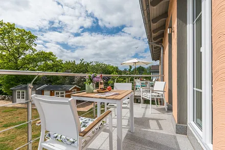 großer bestuhlter Balkon