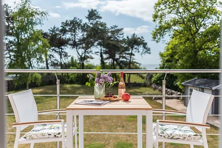 großer bestuhlter Balkon