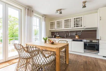 massiver Esstisch mit Stühlen