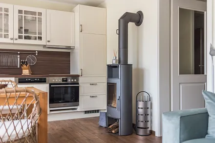 an kühlen Tagen sorgt der Kaminofen (Kaminholz nicht inklusive) für wohlige Wärme