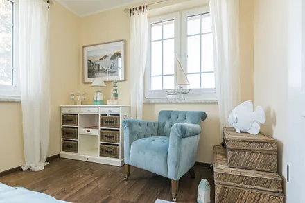 Schlafzimmer befindet sich ein Einzelbett (0,90 m x 2,00 m), ein Sessel sowie eine kleine Kommode