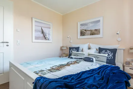 Schlafzimmer mit Doppelbett (1,80 m x 2 ,00 m / HG 3 und zusätzlichem Topper), Nachttischablagen, Safe sowie Schränken