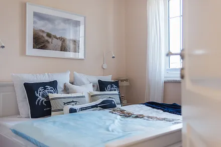 Schlafzimmer mit Doppelbett (1,80 m x 2 ,00 m / HG 3 und zusätzlichem Topper), Nachttischablagen, Safe sowie Schränken