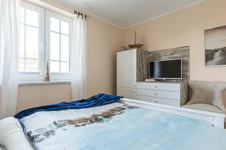 Schlafzimmer mit Doppelbett (1,80 m x 2 ,00 m / HG 3 und zusätzlichem Topper), Nachttischablagen, Safe sowie Schränken