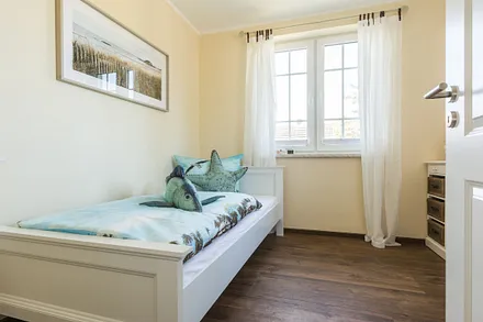 Schlafzimmer befindet sich ein Einzelbett (0,90 m x 2,00 m), ein Sessel sowie eine kleine Kommode