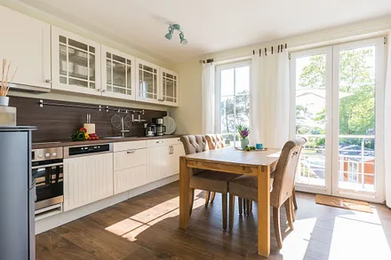 massiver Esstisch mit Stühlen