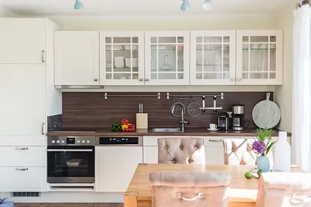 Küchenzeile mit Cerankochfeld, Backofen, Kühlschrank mit Gefrierfach, Geschirrspüler, Mikrowelle, Kaffeemaschine, Nespresso Maschine, Eierkocher, Toaster & Wasserkocher 