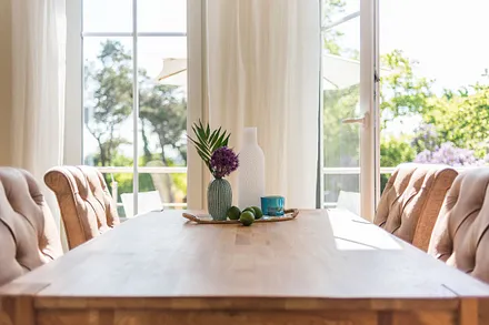 massiver Esstisch mit Stühlen