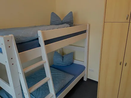 Kinderzimmer mit Zugang zum Balkon