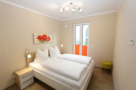 Schlafzimmer mit Doppelbett (1,60 m x 2,00 m), 2 Nachttischablagen, Kleiderablage und Drehtürenschrank