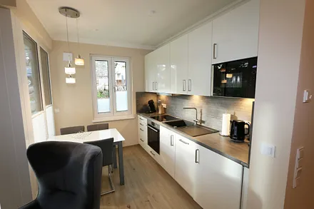 angrenzende Küchenzeile mit Geschirrspüler, Mikrowelle, Backofen, Kühlschank mit integriertem Gefrierfach, Kaffeemaschine, Senseo Padmaschine, Toaster & Wasserkocher 