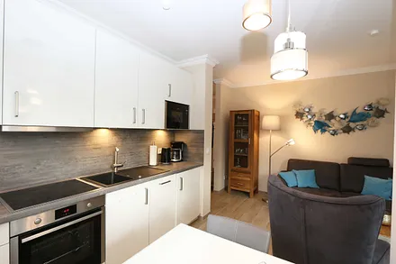 angrenzende Küchenzeile mit Geschirrspüler, Mikrowelle, Backofen, Kühlschank mit integriertem Gefrierfach, Kaffeemaschine, Senseo Padmaschine, Toaster & Wasserkocher 