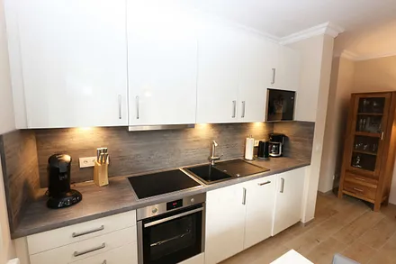 angrenzende Küchenzeile mit Geschirrspüler, Mikrowelle, Backofen, Kühlschank mit integriertem Gefrierfach, Kaffeemaschine, Senseo Padmaschine, Toaster & Wasserkocher 