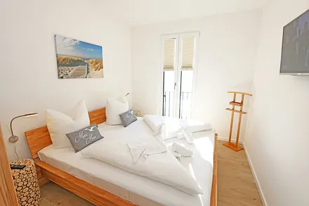 Schlafzimmer mit Doppelbett (1,80 m x 2,00 m), verstellbare Lattenroste, Nachttischablagen, Kleiderschrank mit Spiegelfront, Verdunklungsmöglichkeiten, Plissees sowie Insektenschutzgitter & Smart TV