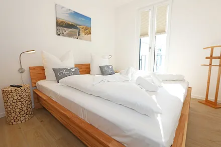 Schlafzimmer mit Doppelbett (1,80 m x 2,00 m), verstellbare Lattenroste, Nachttischablagen, Kleiderschrank mit Spiegelfront, Verdunklungsmöglichkeiten, Plissees sowie Insektenschutzgitter & Smart TV