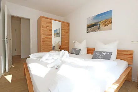 Schlafzimmer mit Doppelbett (1,80 m x 2,00 m), verstellbare Lattenroste, Nachttischablagen, Kleiderschrank mit Spiegelfront, Verdunklungsmöglichkeiten, Plissees sowie Insektenschutzgitter & Smart TV