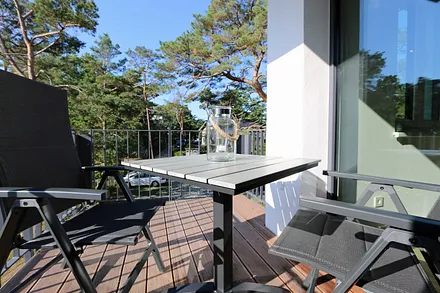 bestuhlter Balkon mit Blick ins Grüne