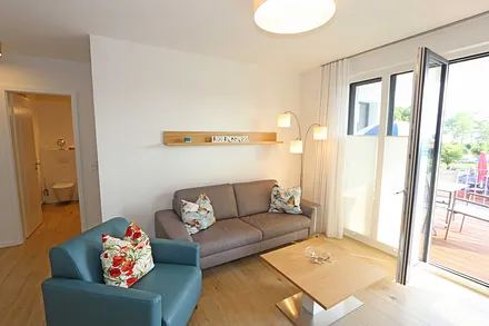 Wohnzimmer mit gemütlicher Couch und Sesel
