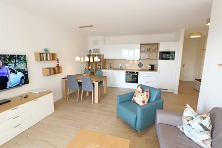Wohnzimmer mit Ess- und  Kochbereich