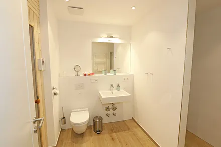Duschbad mit WC und Waschbecken