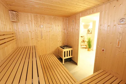 Wellnessbereich mit Gemeinschaftssauna, Waschraum mit Waschmaschinen und Trockner gegen eine Gebühr