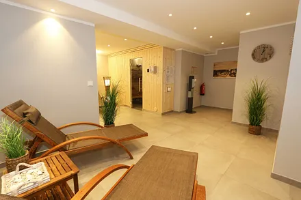 Wellnessbereich mit Gemeinschaftssauna, Waschraum mit Waschmaschinen und Trockner gegen eine Gebühr