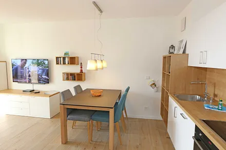 Essbereich mit Esstisch und gepolsterten Stühlen