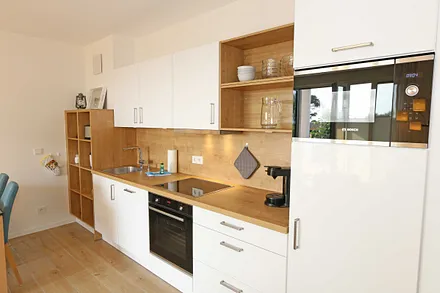 hochwertige Einbauküchenzeile besitzt Bosch-Hausgeräte mit Induktionskochfeld,Backofen,Kühlschrank mit Gefrierkombination,Mikrowelle,Toaster,Wasserkocher,Kombi Pad Kaffeemaschine mit Thermoskanne